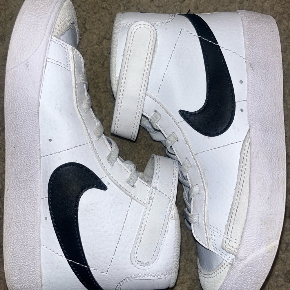 Kids black and white Nike Blazer size 1Y barely worn. Excellent condition!